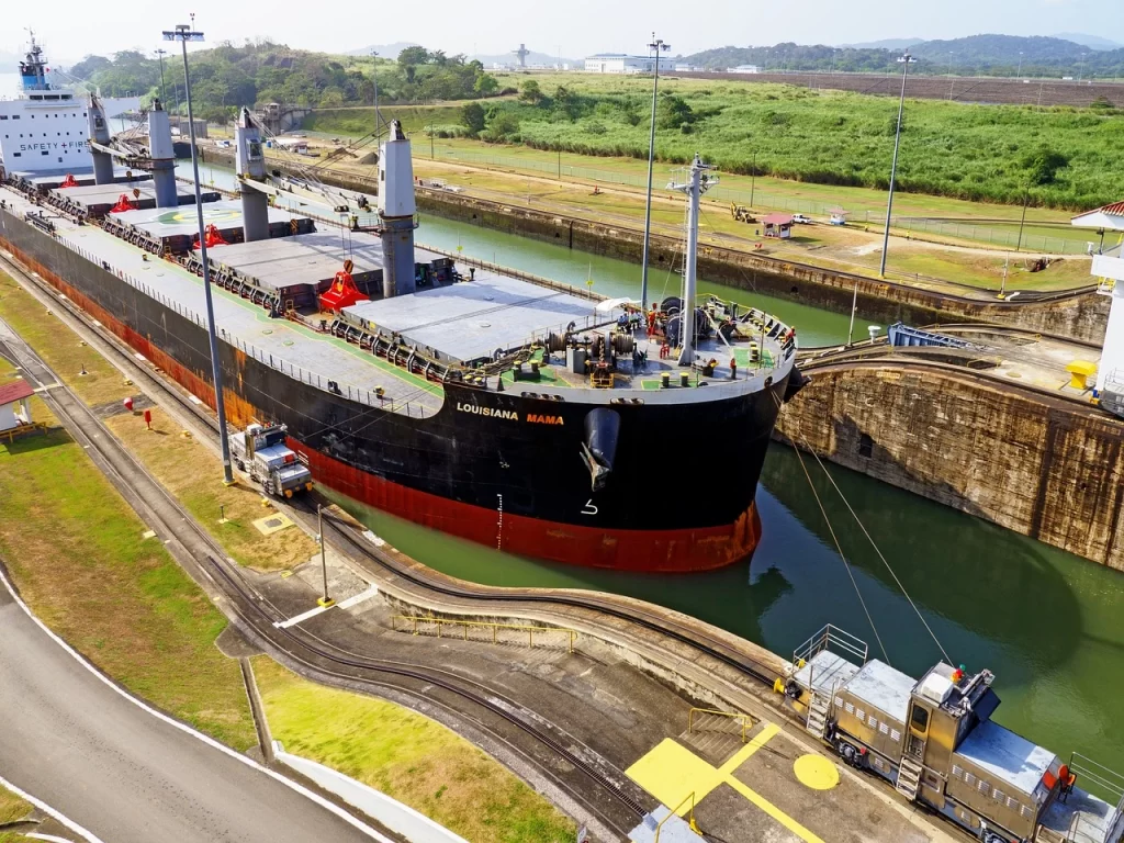 Barco en el canal de Panamá